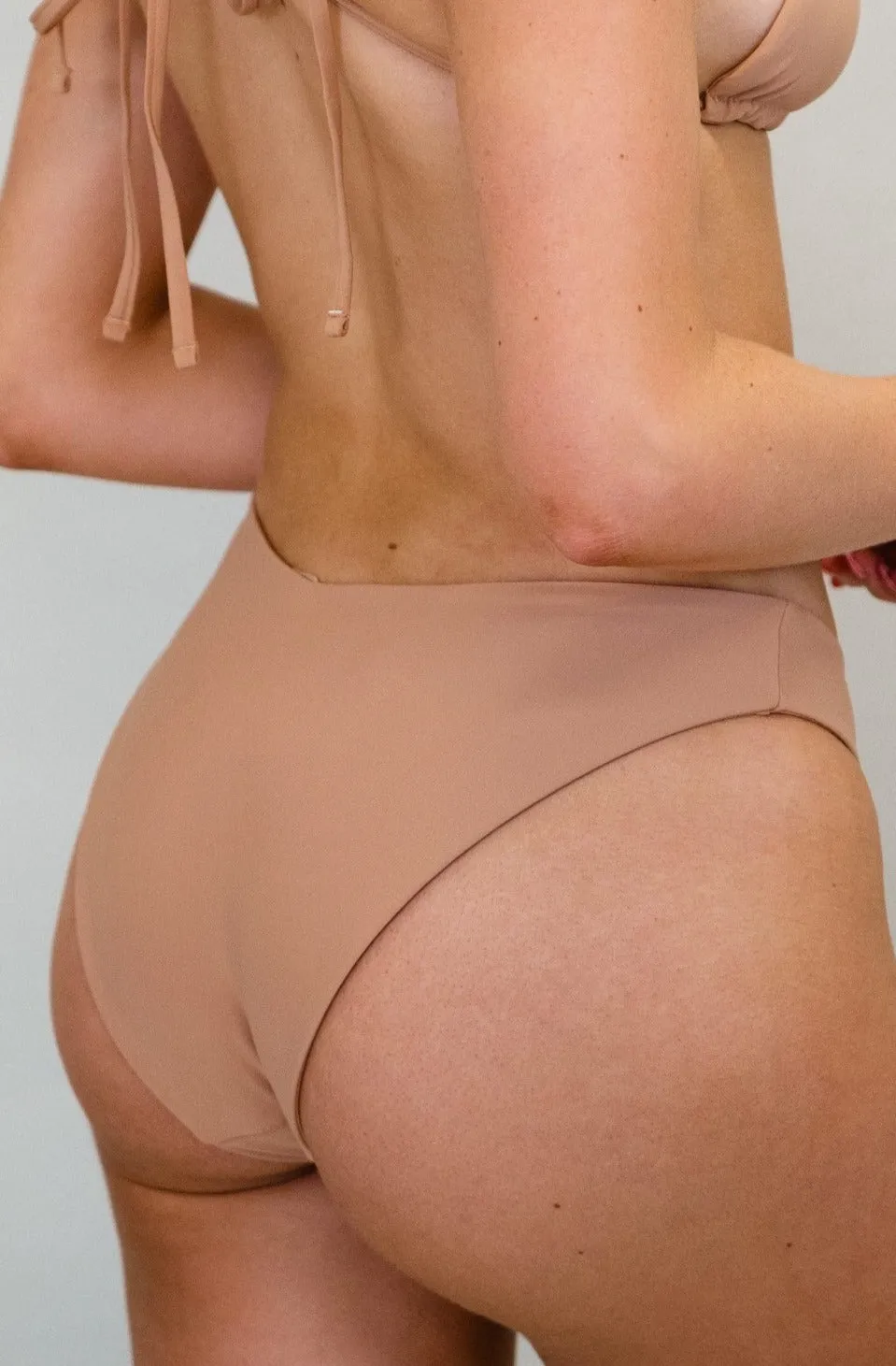 Paige V Cut Bottom in Cappuccino